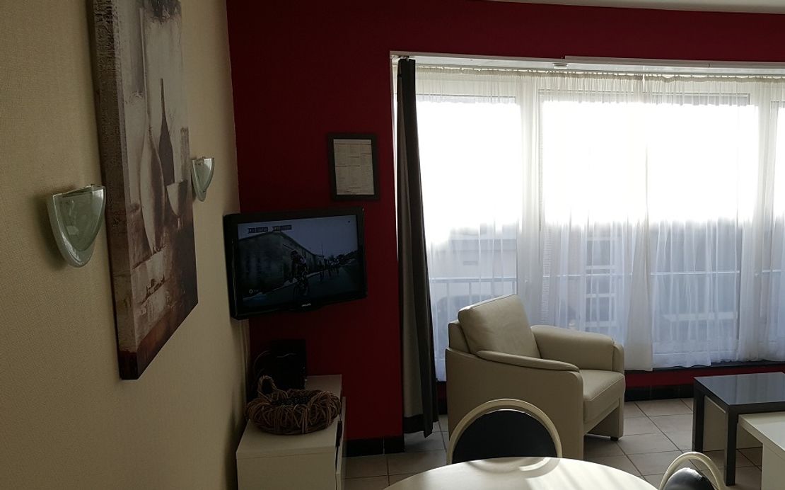 Remarquablement équipé multimédia, l'appartement, relooké en 2018, est spacieux, orienté plein sud et situé à 50 mètres de la digue. 