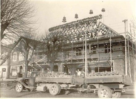 Markedsgade i Løgumkloster. Tilbygning Tæstensens Skobutik.
Billedet taget først i 1940-erne