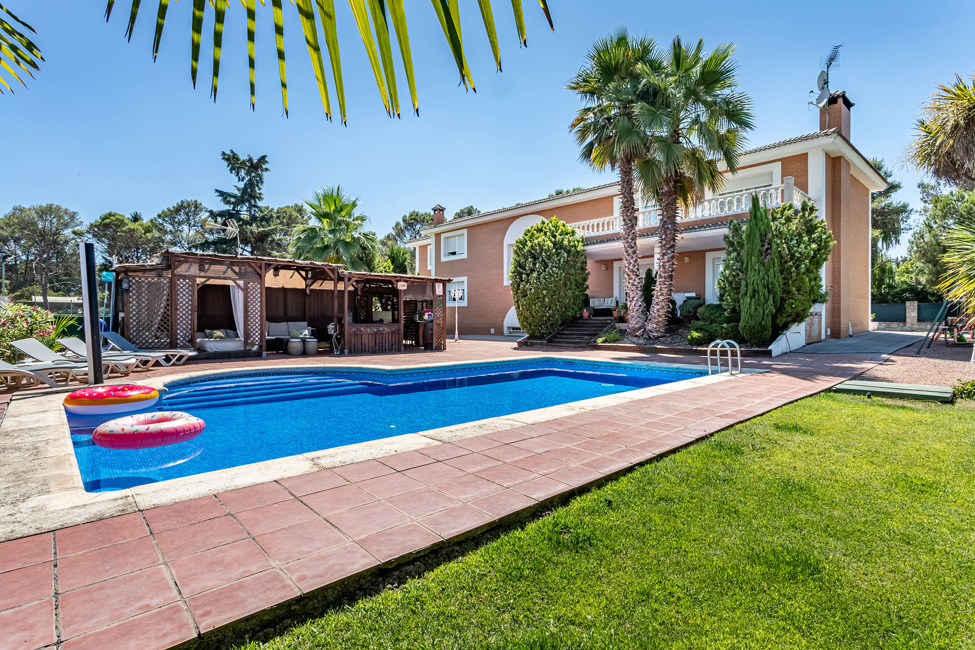 Piscina_Fachada_Trasesa