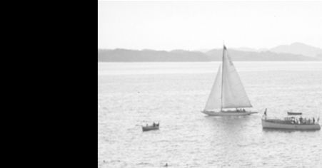Regatta på sjøen, mange badende og pølsebod i bakken. Antakelig på 50-tallet Foto Marcus/UIB
