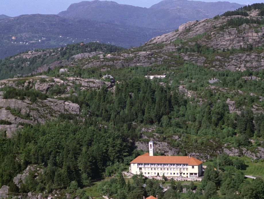 Marias Minde 1960. Marias Minde ble bygget som rekonvalesenthjem og moderhus for St. Franciskus-søstrene. Påbegynt i midten av 1950-årene og sto ferdig 1956. Vegg i vegg med rekonvalesenthjemmet og i rett vinkel med dette ble Vår Frue kirke oppført. Arkitekt for både kirke og moderhus er Fredrik Konow Lund. Kirken er bygd i italiensk stil, ble innviet 1956, har 100 sitteplasser. Bygningene ble finansiert ved salg av deler av den opprinnelige eiendommen Nyland som strakte seg helt fra Byfjorden til Sandviksfjellet. Marcus UIB
Bak Marias Minde skimter man bygningene som da fremdeles stod på Hellen festning og over disse tomten der bygget vårt står i dag.