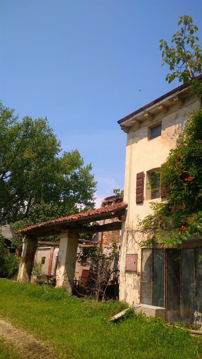 De cette maison laissée à l'abandon,  mes arrière-grands-parents, ma grand-mère et tous ses frères et soeurs sont partis pour la France.