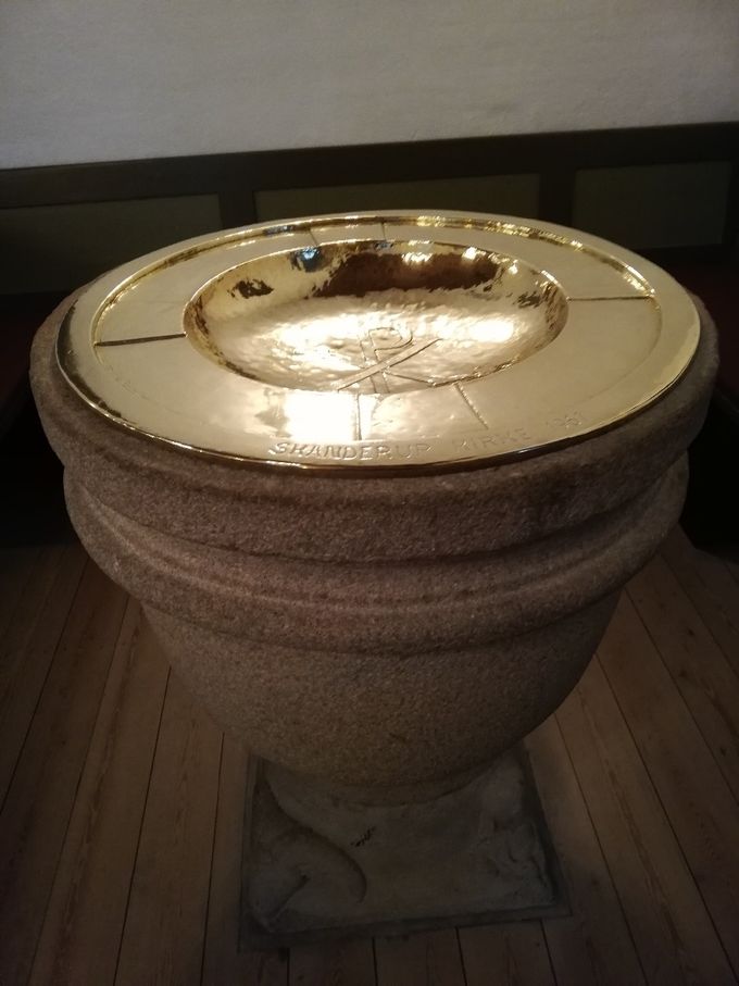 Døbefonten i Skanderup Kirke.