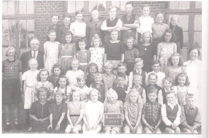 Skanderup skole 1947. Jeg står som nr. 3 fra højre på sidste række.