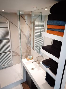 BADKAMER INCLUSIEF HANDDOEKEN, ZEEP, SHAMPOO, HAARDROGER ......