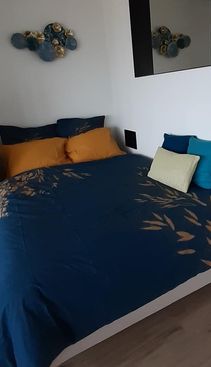 SLAAPHOEK MET OPGEMAAKT TWEEPERSOONSBED