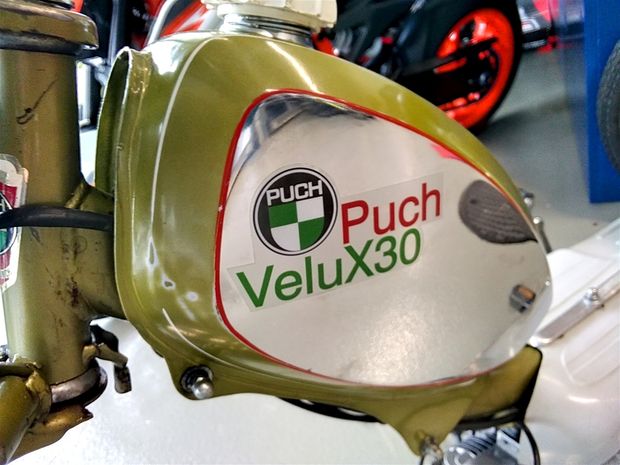Puch VeluX30 Tankkleber. Musterbild. Wie die Kleber montiert aussehen.