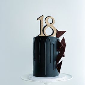 Torte mit Schokodrip schwarz
