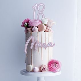 Torte mit Schokodrip, Macarons, frischen Ranunkeln