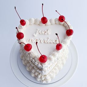 Vintage Herztorte mit Kirschen