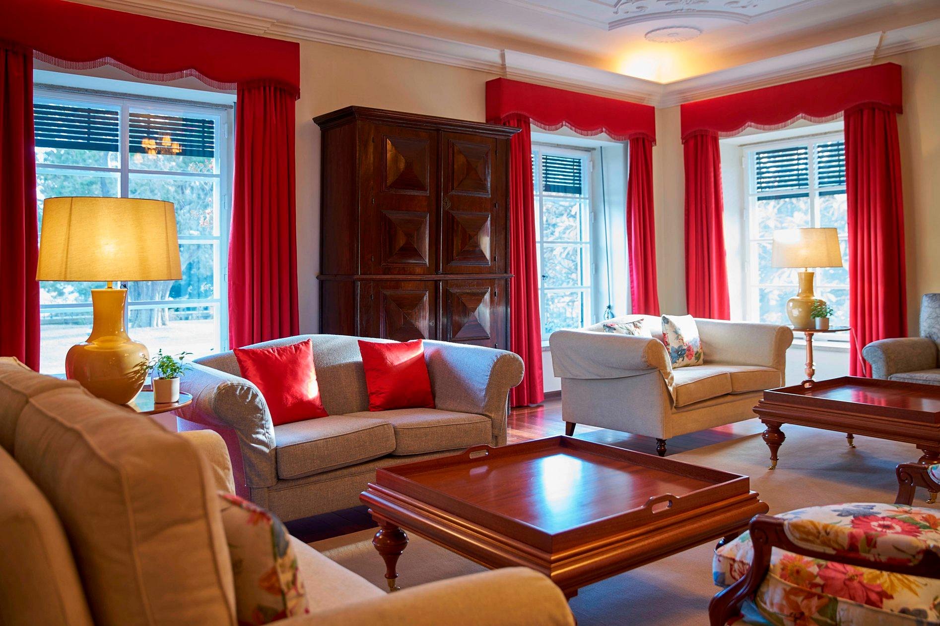 piano-lounge-at-the-manor