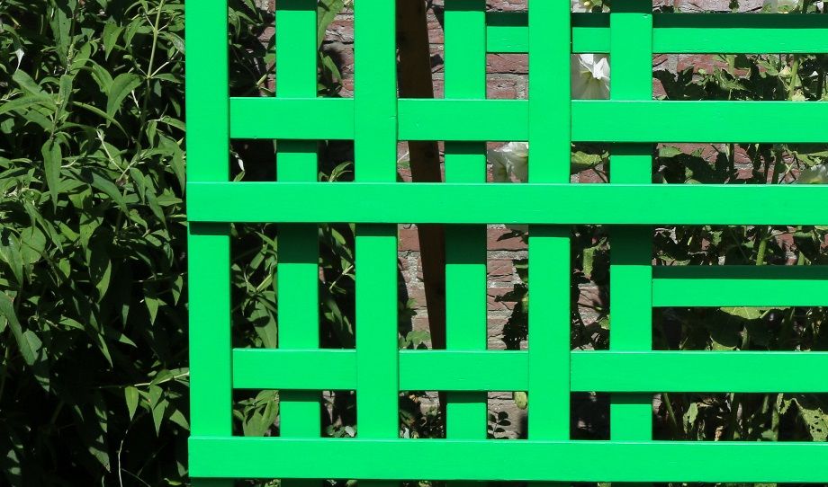 Schaalmodel: 18 x 25 x 1 cm (1:10) en 3D Tuinscherm: 180 x 250 x 10 cm.