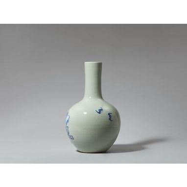 A porcelein Celadon Tiangquiping vase with necked-bottle