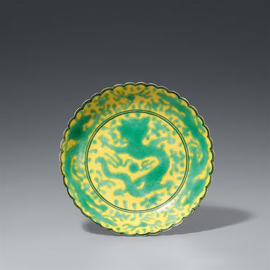 Yellow ground green dragon saucer shaped plate