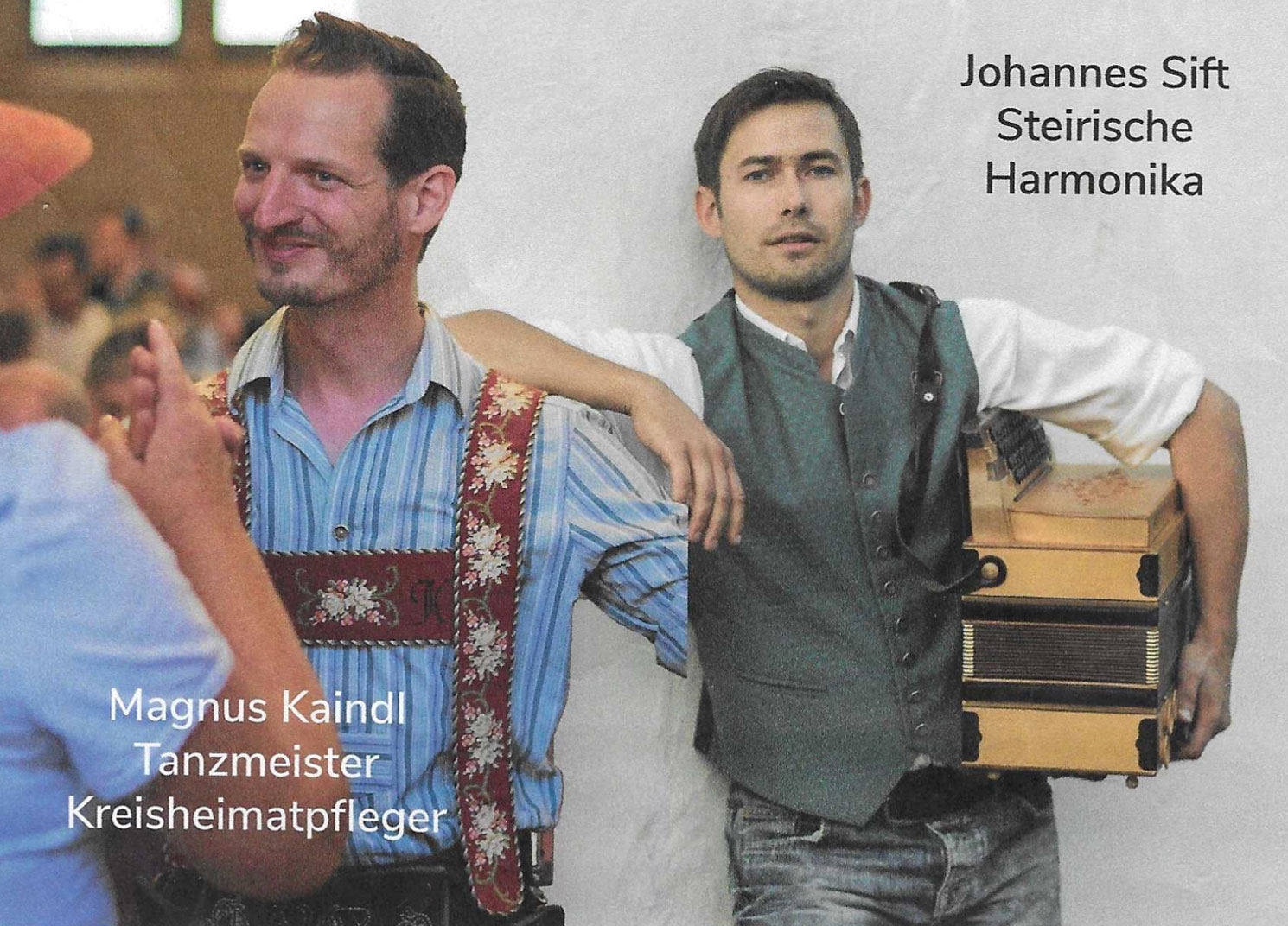 Mann in bayerischer Tracht beim Volkstanz und Mann mit Harmonika