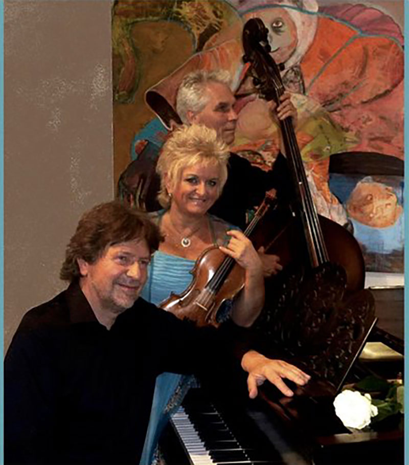 Musiker*innen Cudek Jazz Trio mit Instrumenten