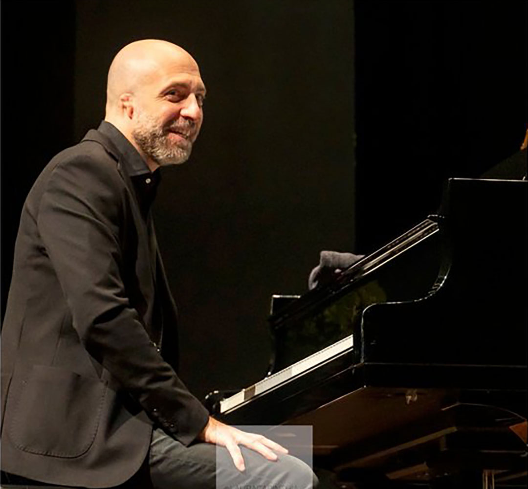 Musiker Jiuseppe Maganino am Piano