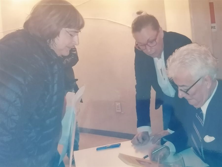 16 ottobre 2016 - Milano - Regalo il mio libro LE LETTERE RITROVATE  allo scrittore Ken Follett.
