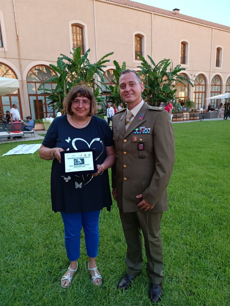 18.06.2022 - FOTO RICORDO COL MAGGIORE SALVATORE CARRARA DELLA BASE LOGISTICA MILITARE DI CEFALU', DOPO IL CONFERIMENTO DEL PREMIO SPECIALE 
