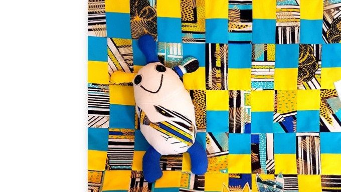 Un autre modèle dans des couleurs semblables ...La famille chat s'africanise... Toutes les couleurs chaudes de tissus rapportés du Ghana se retrouvent dans cette petite courtepointe pour enfant, harmonisés avec des tissus que j'avais déjà. Voir plus de détails plus bas.