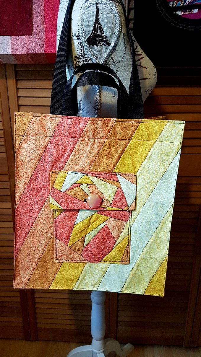 VENDU Tissu très contemporain,  grand sac à provisions ou d'épicerie - voir détails no 163. Pour les détails sur les sacs suspendus, voir no 160 à 163. 