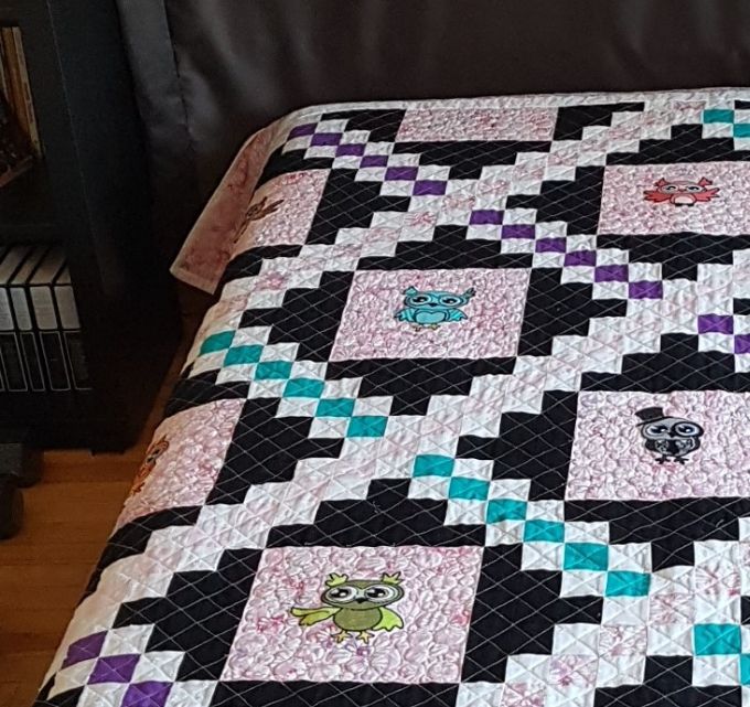 LES GENTILS HIBOUX ... voilà le nom que j'ai donné à cette courtepointe que je viens de terminer. Confectionnée pour ma petite fille Milie 6 ans, pour son nouveau lit double de grande, elle mesure 100 po x 85 po (2,54m x 2,15m). Le choix des hiboux est une demande explicite de la nouvelle propriétaire. Ils sont en appliqués en couches superposées puisqu'il sont composés de plusieurs tissus différents, faits à l'aide du Steam-A-Seam 2, que j'utilisais pour la première fois, à bords crus et finis avec points satin. J'ai beaucoup aimé l'effet et l'expérience d'utilisation de ce produit.
Je  me suis très librement inspirée d'un patron paru dans Freezer paper Quilting, 2009, modèle Irish Chain Revisited, p. 45. Tout est en coton et le molleton est du 80/20. Le piquage est entièrement fait à la machine et j'en étais à ma véritable première expérience avec les cercles en libre piquage. Tout un défi! Mais après avoir fait des dizaines et des dizaines de cercles, que j'avais bien tracés au préalable, j'ai commencé à prendre le tour 😉. On retrouve le piquage en cercles autour des hiboux et sur 2,5po au début de la dernière bordure. Pas mal contente de cette nouvelle création. 