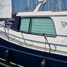 Boat, exterior view, pleated curtain