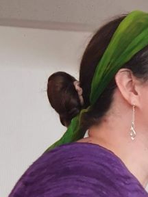 Kristin Svensson spred härlig stämning med sång, fiddla och sälgflöjt vid Husmodersföreningens årsmöte.
