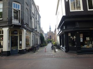 Steegje met Stadhuis op achtergrond