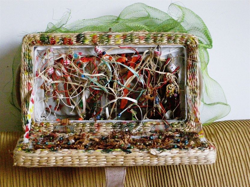 -Titolo: “Le radici: storia e magia”
-Anno: 2018
-Misure: 23x41x24
-Tecnica: materiale vario: perline, campanelli e varie.
-supporto: bauletto di vimini
-Quotazione: € 350,00