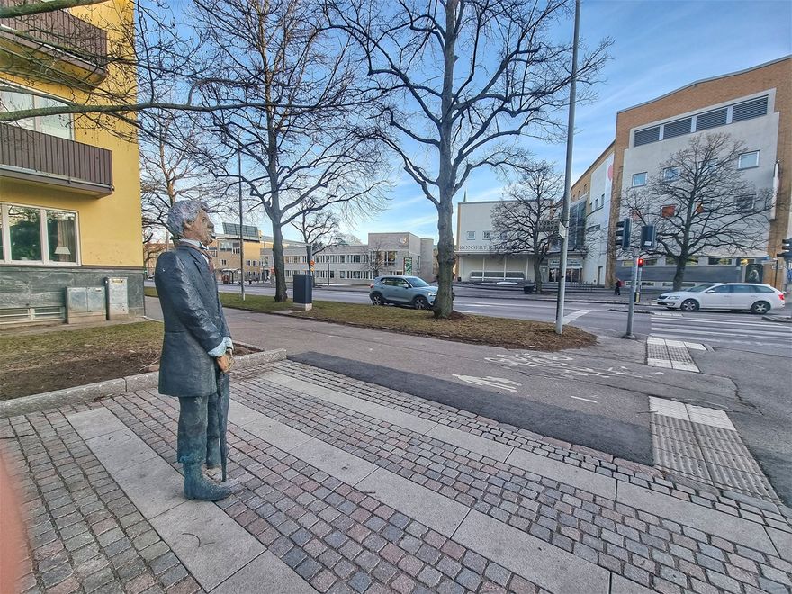 Mitt i Vasastans hjärta i Linköping står Tage Danielsson staty på sitt vis. Hans gamla skola hade jag i mitt ungdomsår också. Den är stadens gymnasium och heter Katedralskolan. Här är jag ofta.