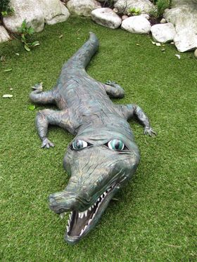 Happy Croc, ook gemaakt in 2011. Hij heeft in 2018 een nieuw jasje gekregen want er vielen gaatjes in z'n oude jas. Hij ligt dan ook al die tijd buiten in weer en wind met sneeuw en hagel en vorst.