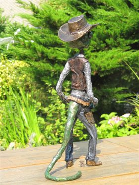 Rango is een hagedis die denkt dat hij heel wat is, beetje een macho figuur maar wel wel aandoenlijk.
