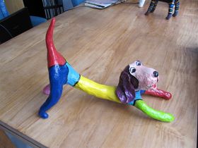Papier maché hond. maart 2013. Deze heb ik later ook met paverpol ingepakt en buitenbestendig gemaakt. Hij staat nu al jaren tussen de planten in de tuin.