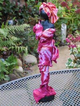 november 2020 Dit is een experiment ! In plaats van de textielverharder Paverpol heb ik voor de kleding van deze dame een zelfgemaakte textielverharder gebruikt, gemaakt van een gekookt papje van tarwebloem en water. Deze is dus véél goedkoper dan Paverpol maar het uitharden duurt wel veel langer. Maar na 4 dagen drogen is ook deze kleding keihard. Ik weet nog niet of het ook buitenbestendig is. Paverpol is na een uurtje droog, overschilderbaar en na te bewerken en na één dag keihard en buitenbestendig. Bovendien heeft Paverpol een sterk lijmend vermogen , je kan er van alles mee. Het papje met de tarwebloem lijmt niet en is niet lang houdbaar. Paverpol blijft toch mijn favoriet om mee te werken maar het beeldje is wel leuk geworden.