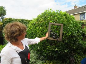 13 augustus komen Corine en Anneke voor een workshop. De lampenkap ( geen foto) van Anneke is wel héél specialistisch en dient thuis verder afgewerkt te worden ( als de buitenkant voldoende uitgehard is) . Corine heeft een figuur in schilderijlijst gemaakt , ook heel apart! Beiden gaan heel enthousiast naar huis met hun paverpol werkstuk.