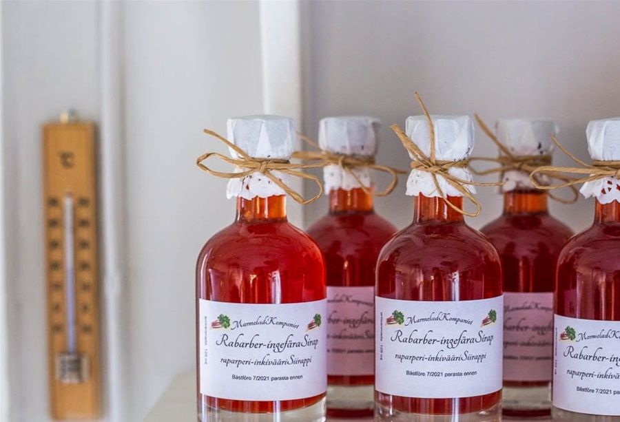 The products of MarmeladKompaniet are made in small batches max 3kg / batch and always as far as possible according to the season and the supply of local  fruits and berries, and of course we make sure to use forest berries as far as the supplier delivers (My husband). Cans are truly authentic crafts and require  to guarantee a safe and  high quality end product ! So the key words of this small micro-company are 