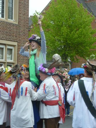 Outside The Anchor, May Morning 2014 (photo courtesy of Eynsham Morris)