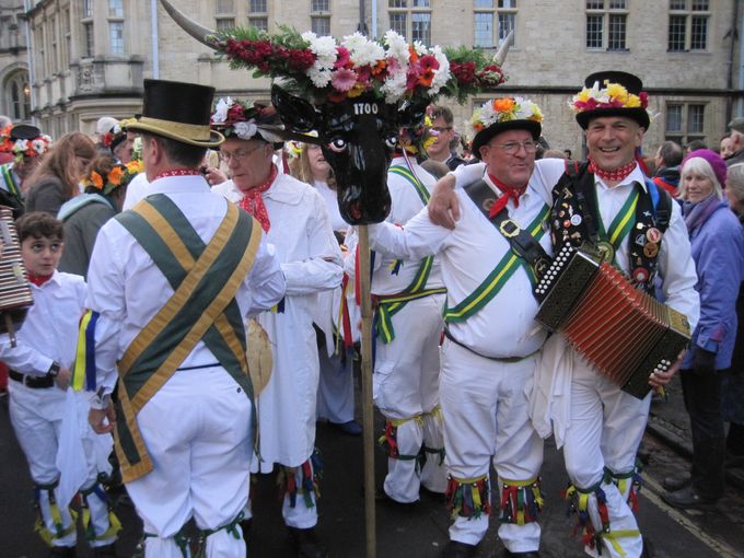 Abingdon Traditional Morris at the Bridge of Sighs, May Morning 2017 (photo Tim Healey)