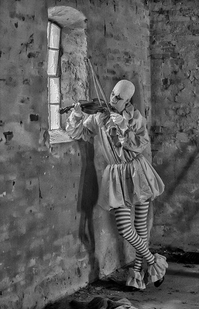 The_Clown_and_the_fiddle_3BWb