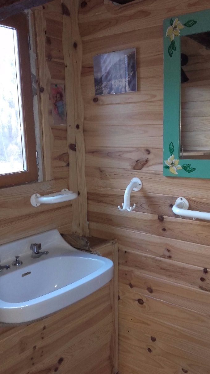 Salle de bains attenante à la chambre ci-dessus