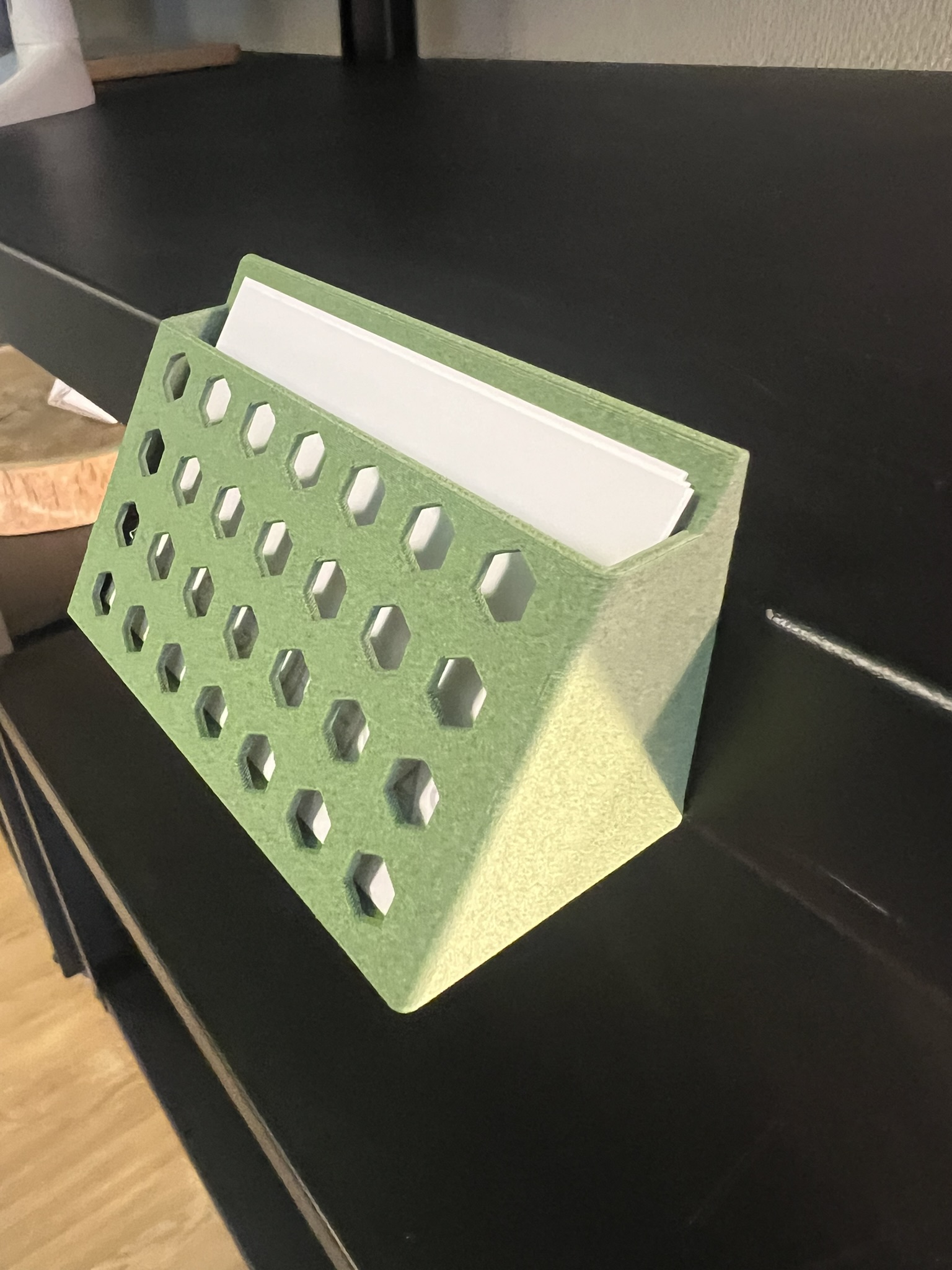 Med magnet hengende på stålhylle