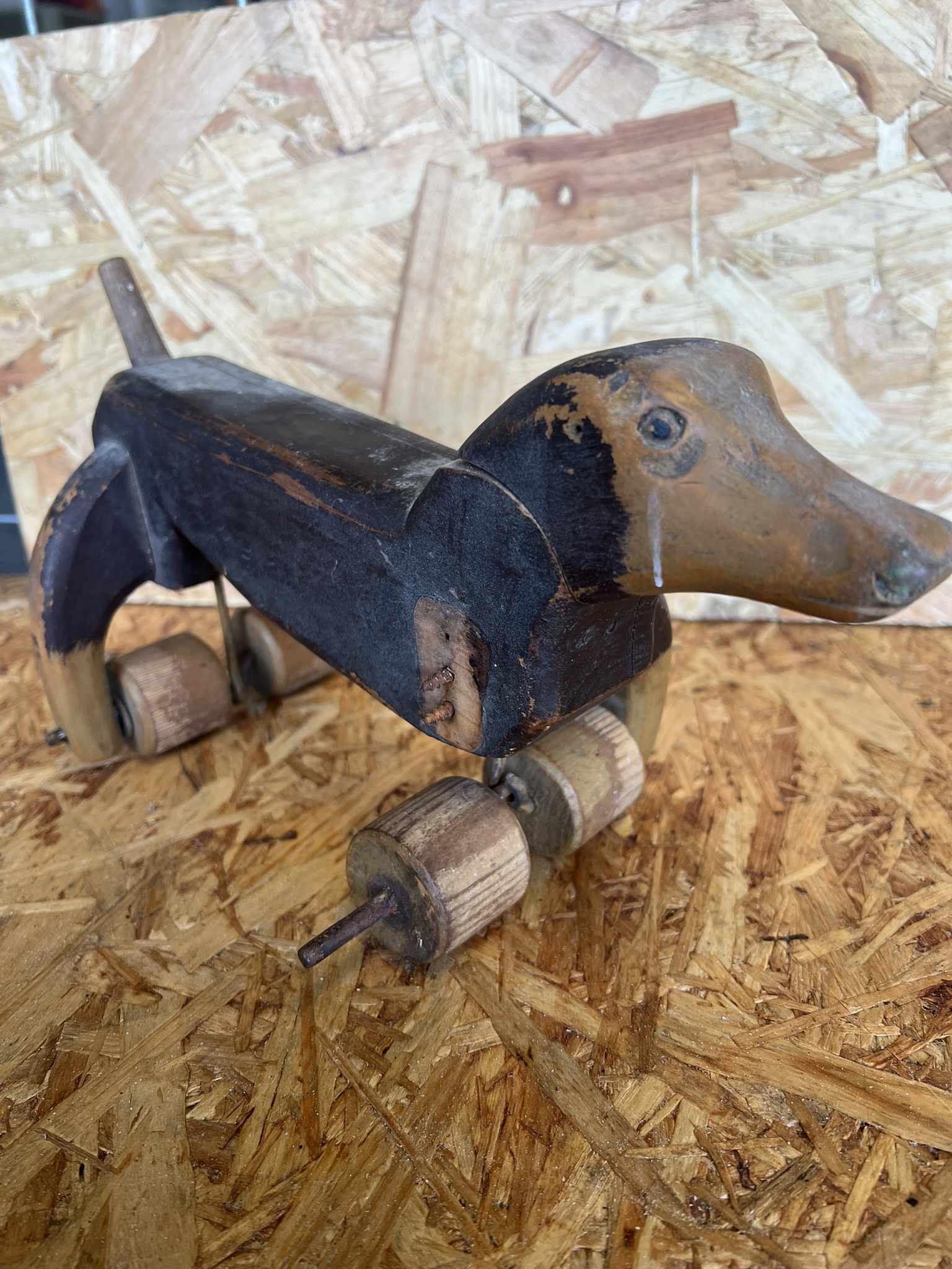 Antikk leke Dachs mangler øre og bein