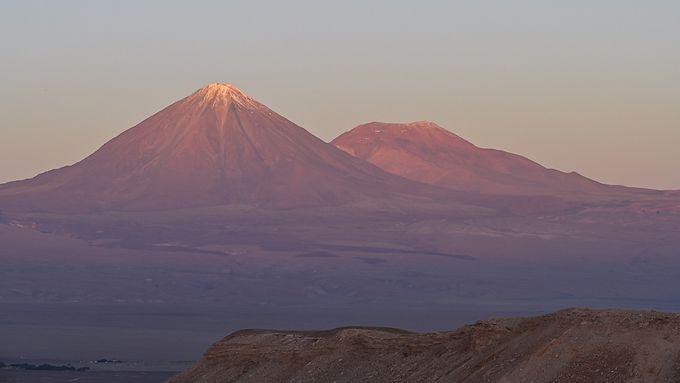 Licancabur ist ein 5920 m hoher inaktiver Vulkan. Hier beschienen von den letzten Sonnenstrahlen. Er liegt auf der Grenze zwischen Bolivien und Chile nahe der Laguna Verde und überragt die Atacamawüste.
