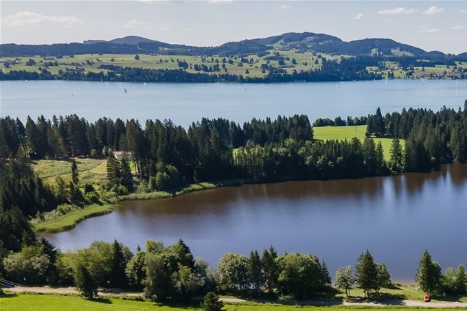 Wanderung zum Hegratsrieder See; im Hintergrund ist der Forggensee zu sehen
