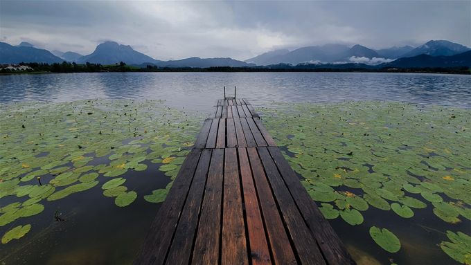 In den Regenpausen lohnt es sich um einen der vielen kleinen Seen im Füssener Umland zu wandern