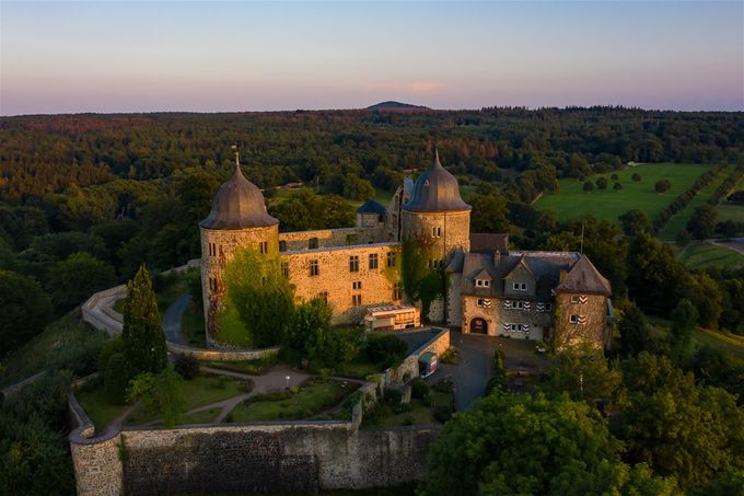 Die Sababurg auch als Dornröschenschloß bekannt im warmen Abendlicht