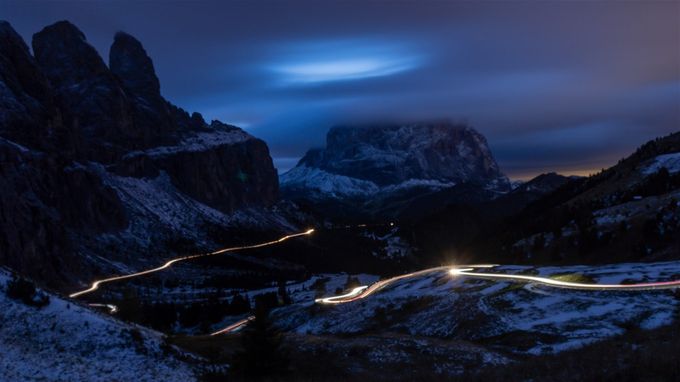 Geheimnisvolle Lichtspuren schlängeln sich durch die bergige Landschaft