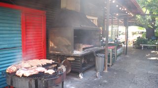 Préparatifs d'une parillada dans un comedor