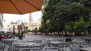 Fin de matinée sur la place de Salta